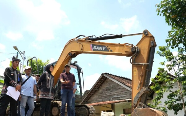 Wabup Bojonegoro Nurul Azizah sidak proyek BKKD 2025 di desa
