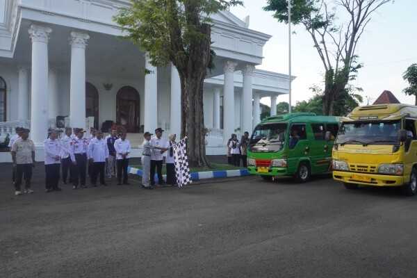 Bupati Bojonegoro melepas angkutan pelajar secara simbolis di halaman Gedung Putih