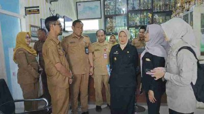 Wakil Bupati Bojonegoro Nurul Azizah berdialog dengan kepala sekolah dan guru saat meninjau penyaluran dana PIP di SMA Negeri 3 Bojonegoro