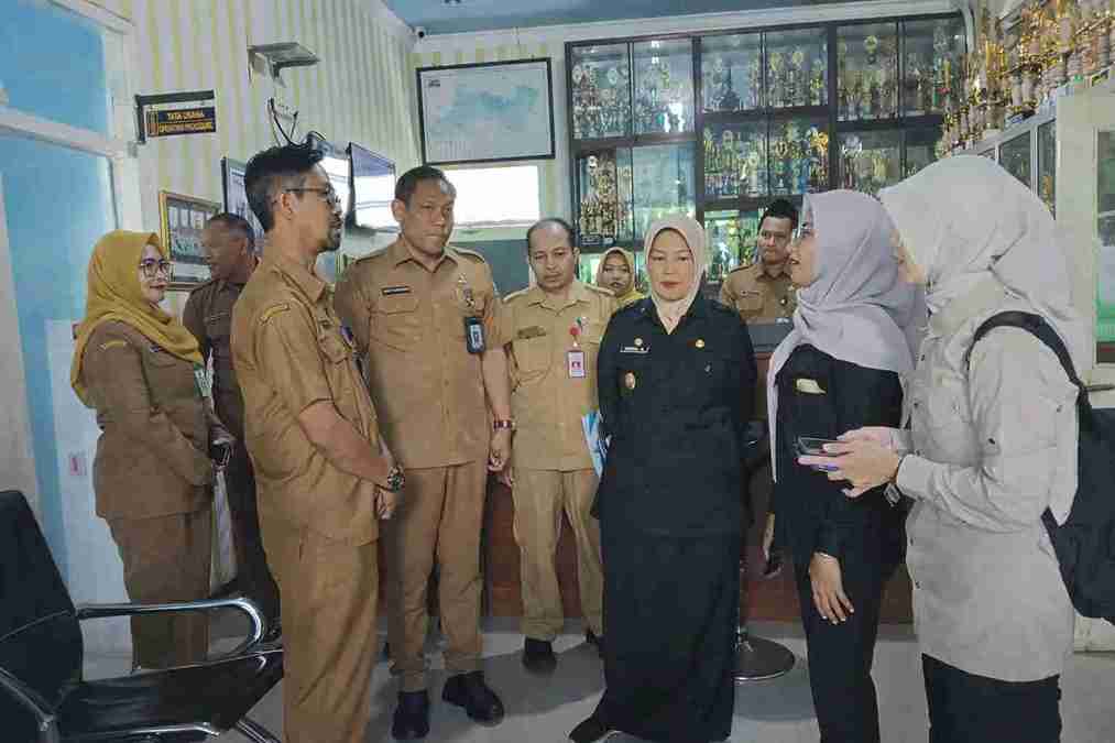 Wakil Bupati Bojonegoro Nurul Azizah berdialog dengan kepala sekolah dan guru saat meninjau penyaluran dana PIP di SMA Negeri 3 Bojonegoro