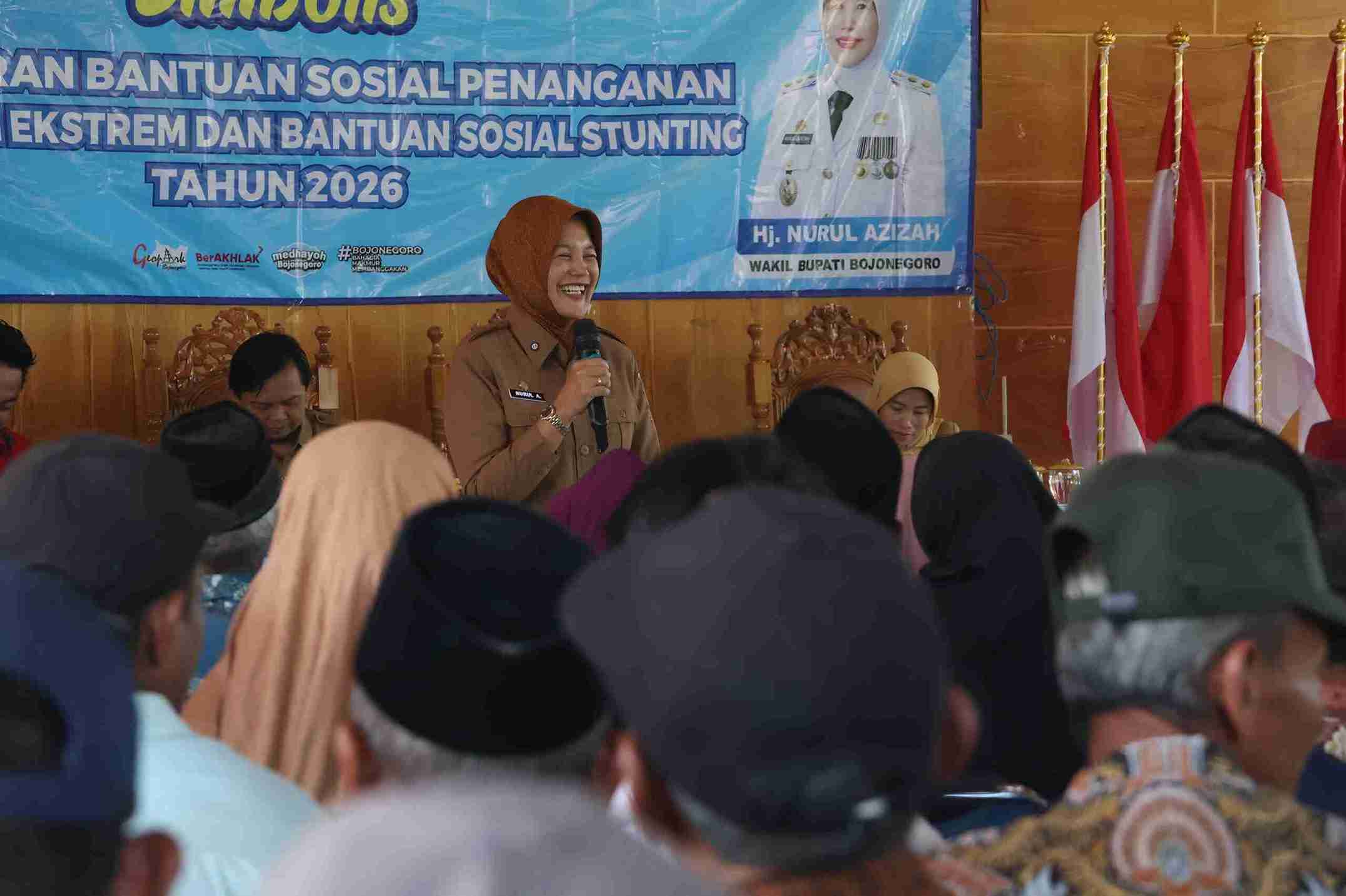 Wakil Bupati Bojonegoro Hj. Nurul Azizah memberikan sambutan pada acara penyerahan bantuan sosial penanganan kemiskinan ekstrem dan stunting di Kecamatan Gayam, Senin 13 April 2026.