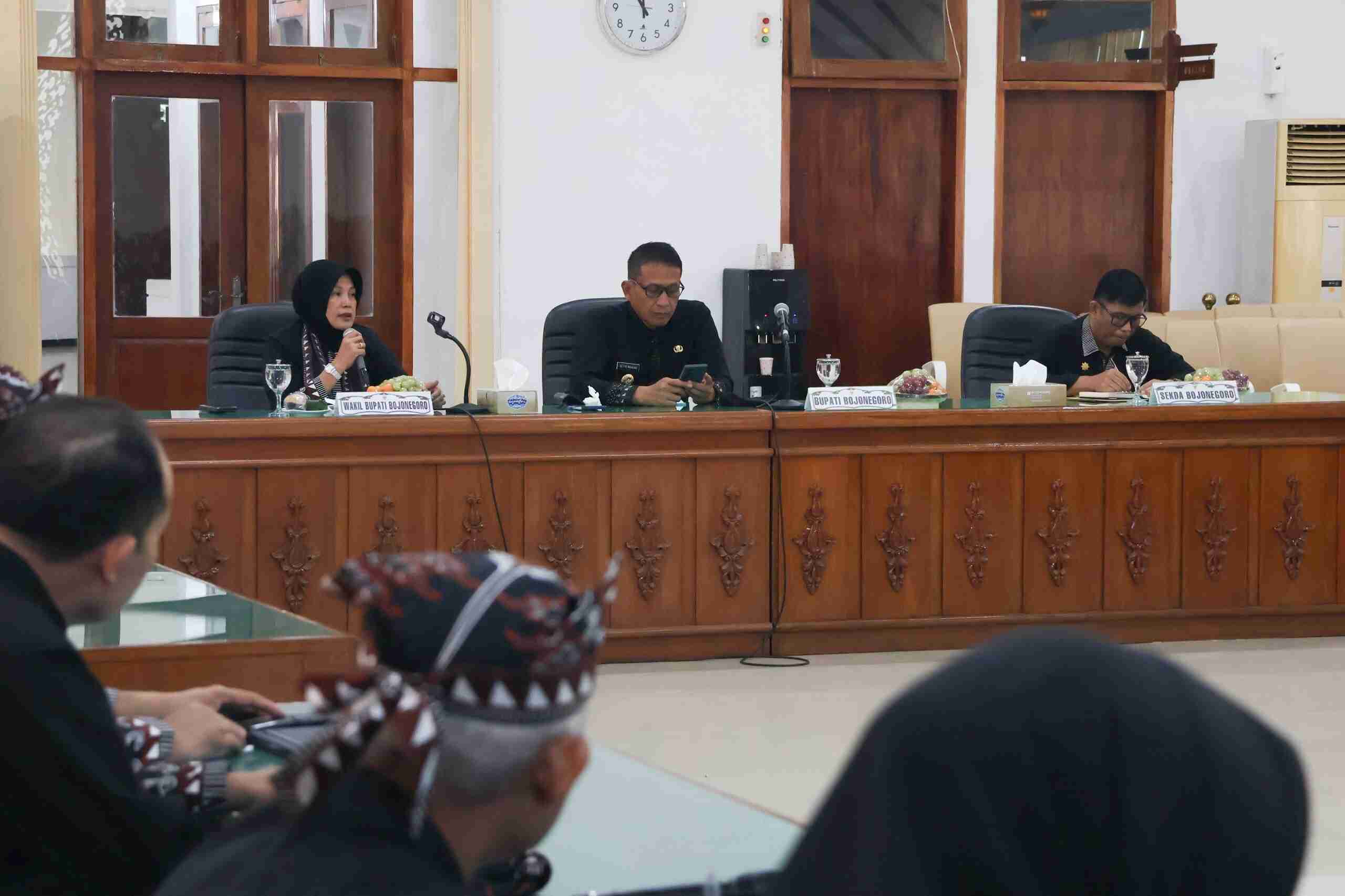 Bupati dan Wakil Bupati Bojonegoro saat rapat menekankan pendataan DTSEN obyektif di ruang Angling Dharma