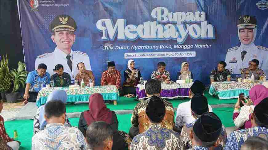 Bupati dan Wakil Bupati Bojonegoro berdialog dengan warga dalam kegiatan Medhayoh di Desa Sudah, Malo