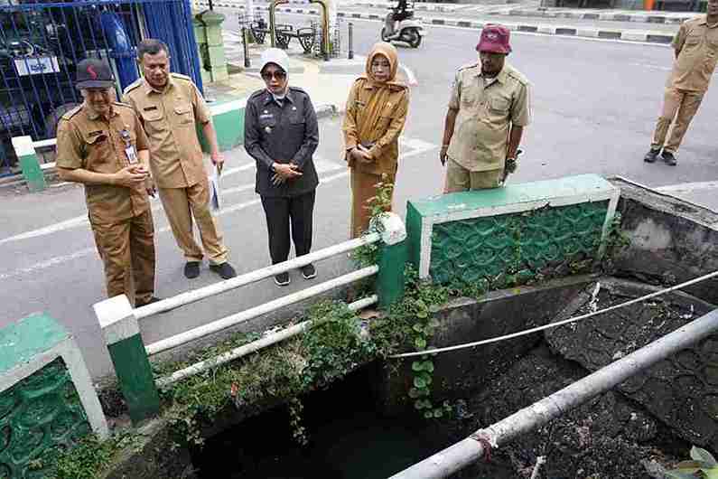 Wakil Bupati Bojonegoro Nurul Azizah saat sidak drainase dan pompa air untuk mengurai penyebab banjir kota