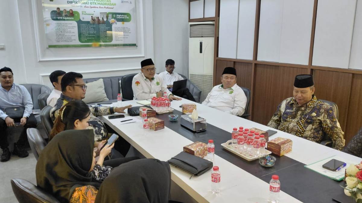 Rapat Komisi C DPRD Bojonegoro bersama FGSNI dan Kemenag RI membahas aspirasi guru madrasah