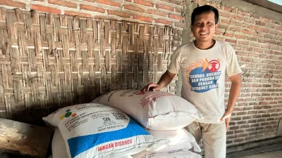 Faun menunjukkan stok pupuk subsidi di kios UD Usaha Tani Bojonegoro