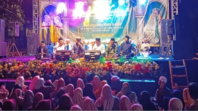 Ribuan jamaah mengikuti Gebyar Sholawat dalam Haflah Akhirussanah dan Harlah YPPP Al-Asy’ariyyah Bojonegoro