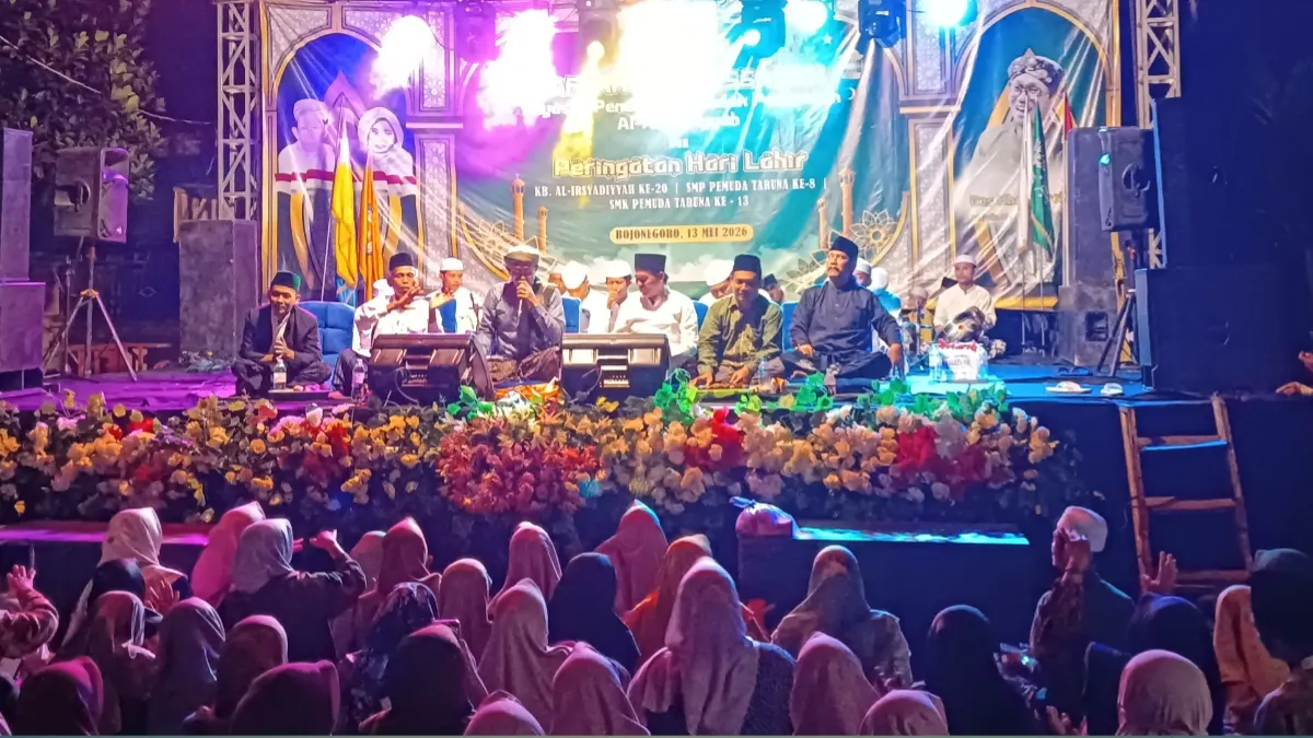 Ribuan jamaah mengikuti Gebyar Sholawat dalam Haflah Akhirussanah dan Harlah YPPP Al-Asy’ariyyah Bojonegoro