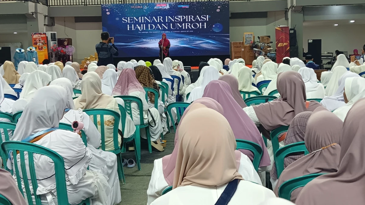 Amanah pimpinan Samira Travel Bojonegoro memberikan sambutan dalam Seminar Inspirasi Haji dan Umroh di GOR Ngumpakdalem Dander