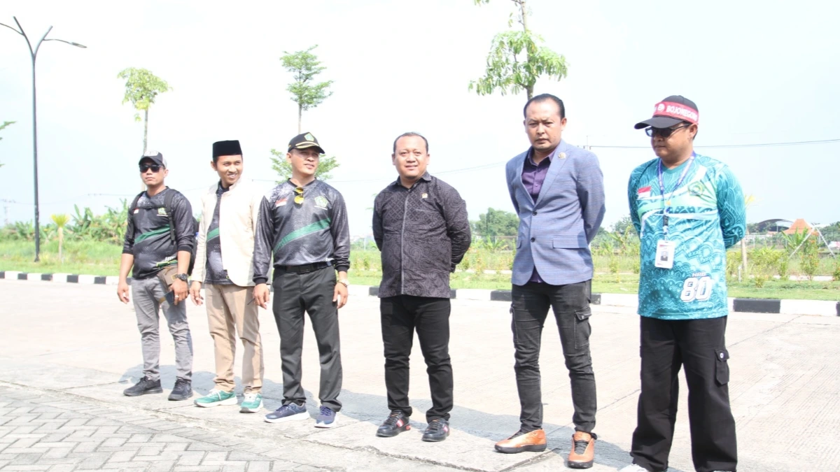 Ketua DPRD Bojonegoro Abdulloh Umar melepas rombongan Guru Siaga FGSNI menuju Jakarta