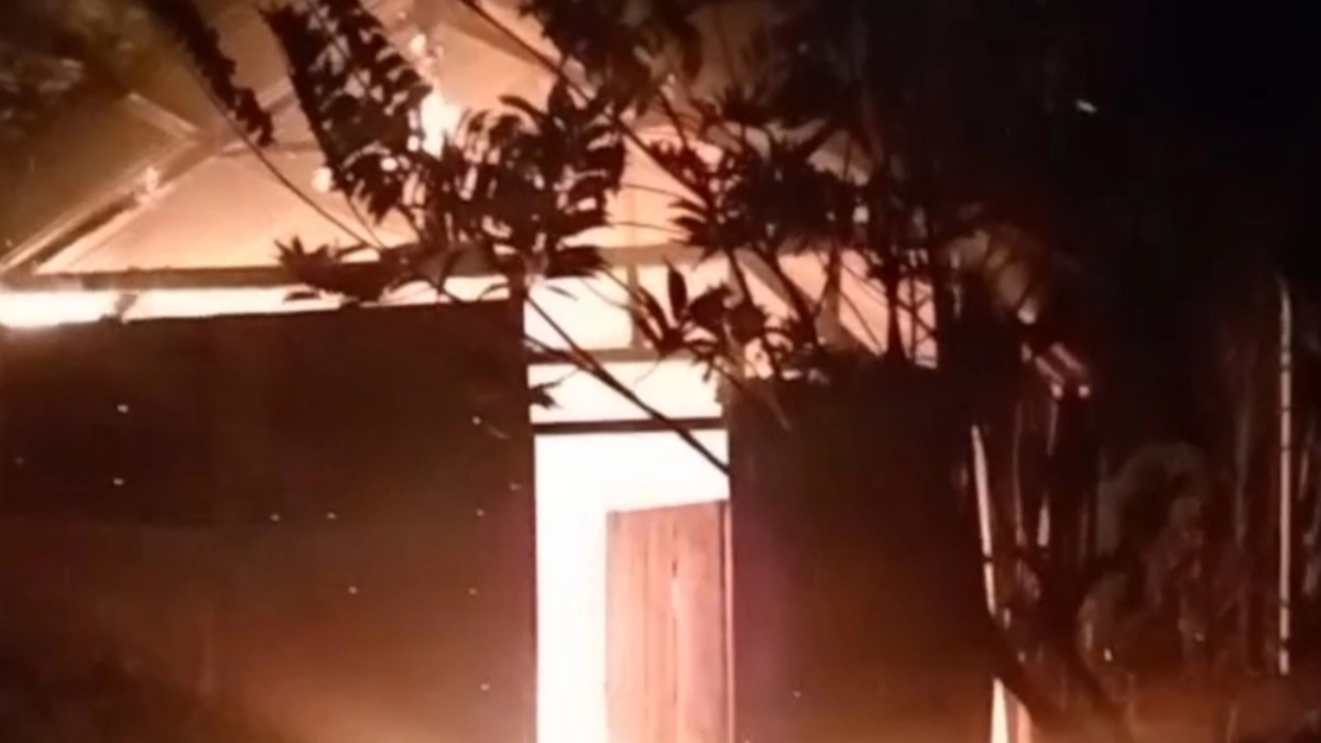 Kondisi rumah milik Munari anggota Banser di Sumberagung Dander usai terbakar