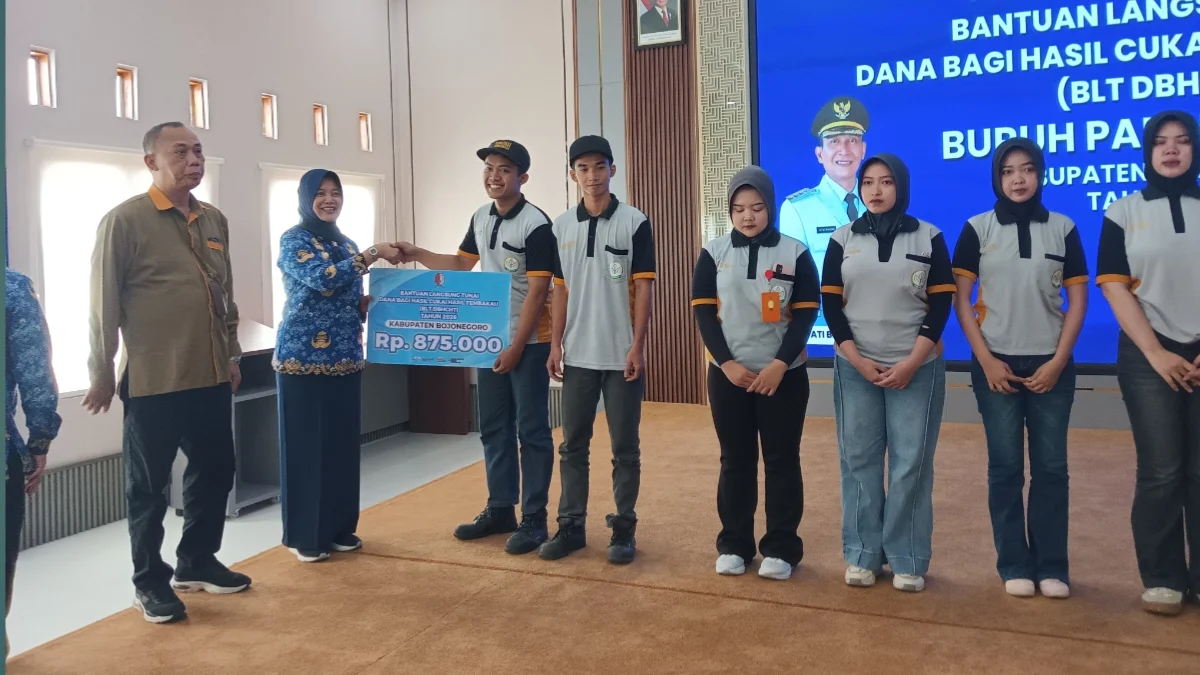 Wakil Bupati Bojonegoro Nurul Azizah menyerahkan BLT DBHCHT secara simbolis kepada buruh rokok di PT Kareb Alam Sejahtera Dander