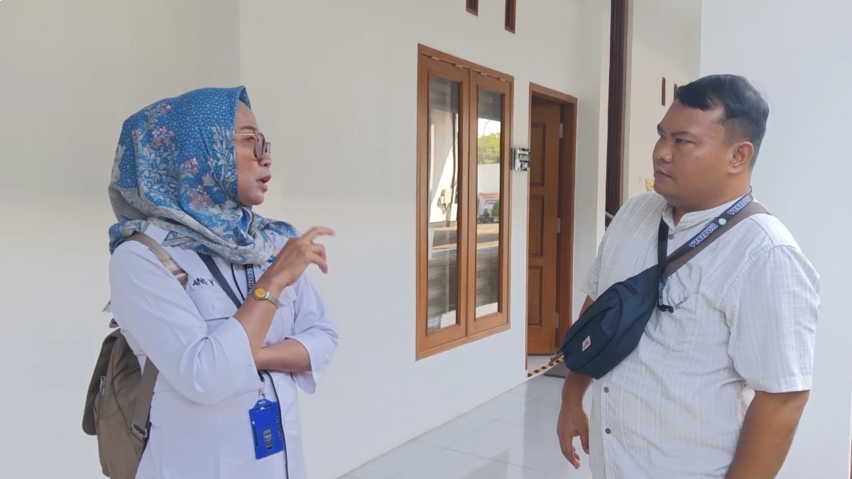 Ketua PC FSP RTMM-SPSI Kabupaten Bojonegoro Anis Yuliati saat diwawancarai awak media terkait penyaluran BLT DBHCHT tahun 2026