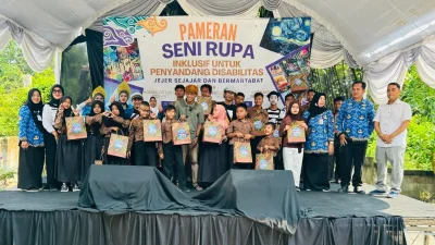 Peserta dan tamu undangan dalam pembukaan Pameran Seni Rupa Inklusif Disabilitas di Sanggar DOT ART Ngraho Bojonegoro