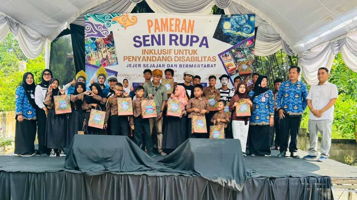 Peserta dan tamu undangan dalam pembukaan Pameran Seni Rupa Inklusif Disabilitas di Sanggar DOT ART Ngraho Bojonegoro