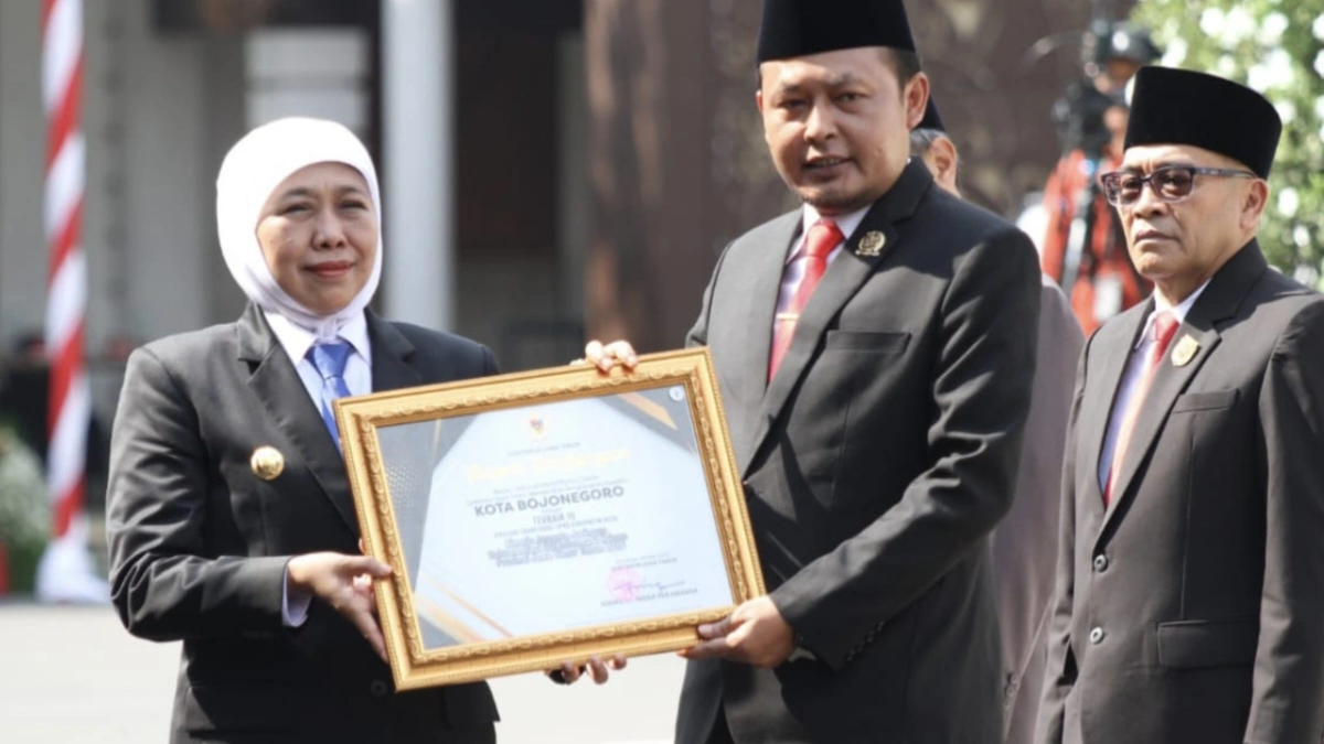 Abdulloh Umar menerima piagam penghargaan JDIH Awards 2026 dari Gubernur Jawa Timur Khofifah Indar Parawansa di Grahadi Surabaya