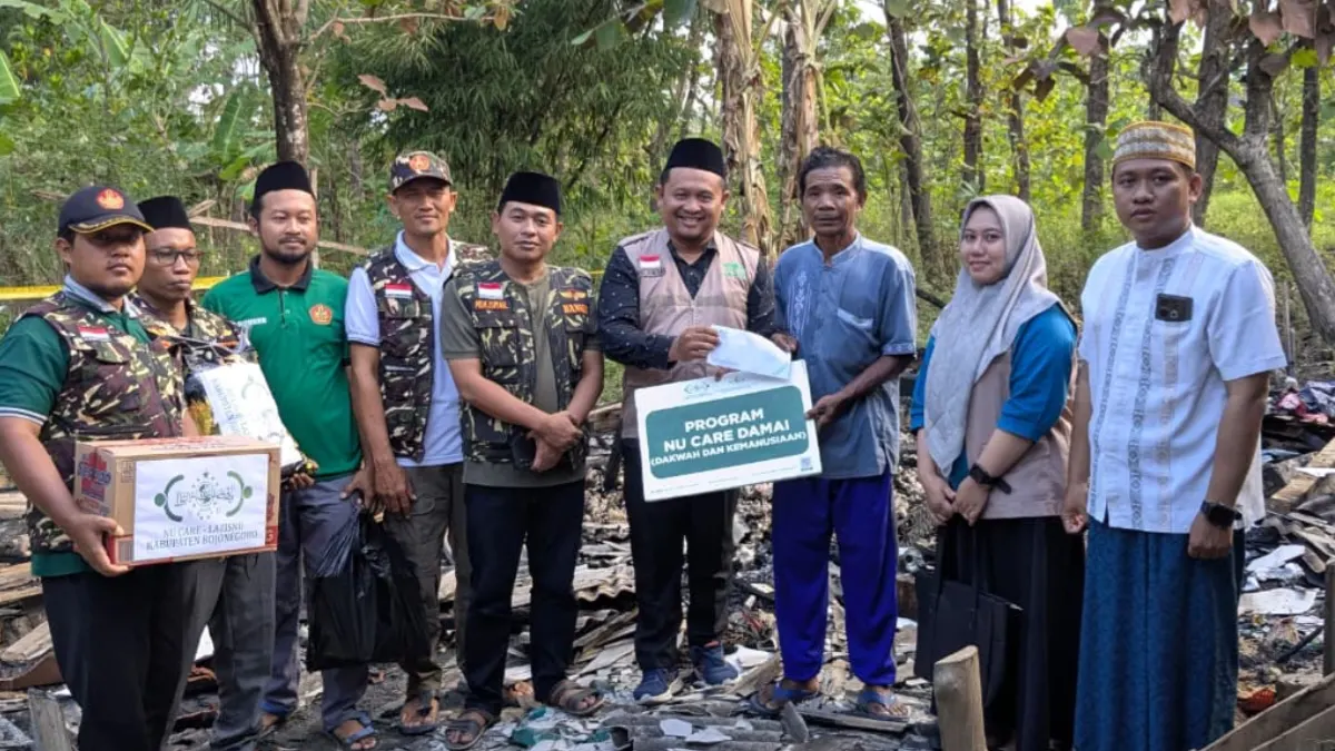 Penyerahan santunan dan seragam Banser baru kepada Munari di Dander Bojonegoro