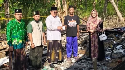 Ketua MUI Kecamatan Dander menyerahkan santunan kepada Munari korban kebakaran rumah