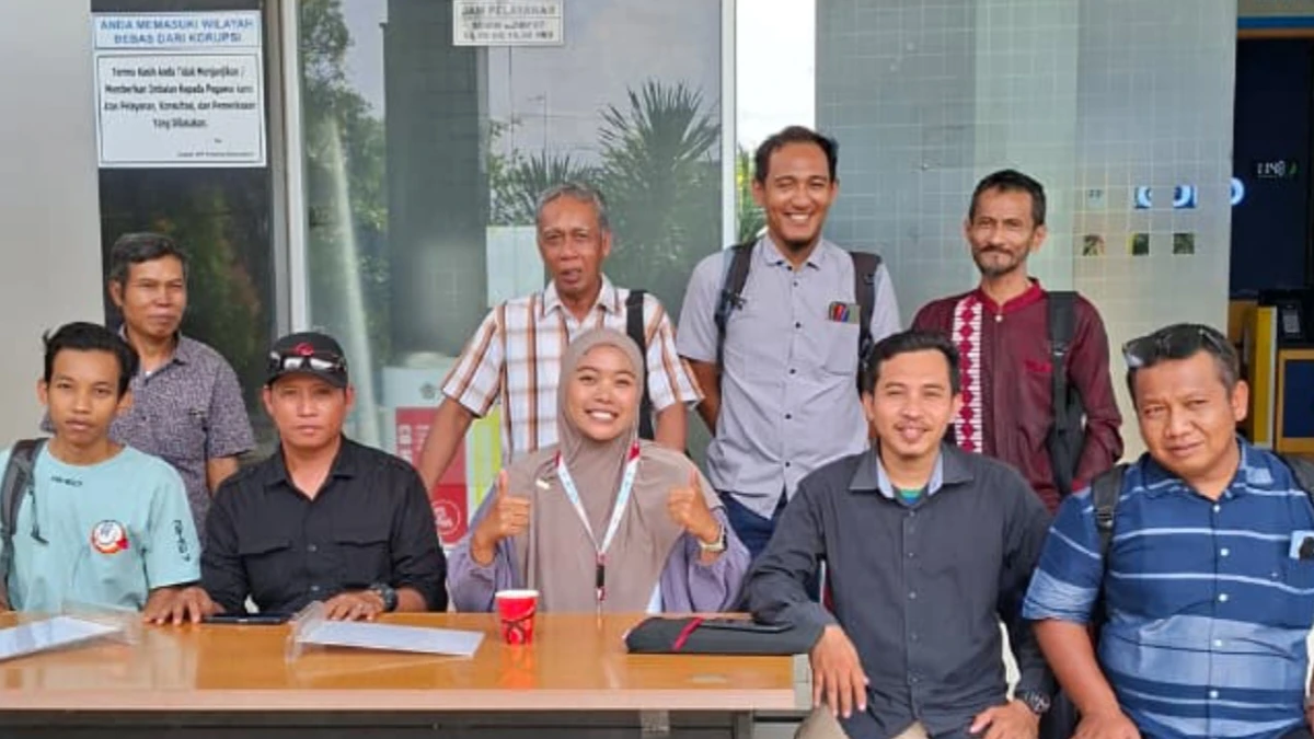Pengurus Koperasi Merah Putih Kecamatan Ngraho foto bersama di KPP Pratama Bojonegoro