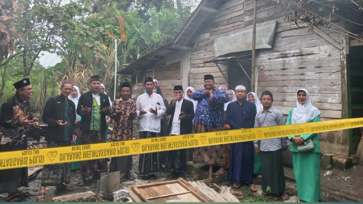 Jajaran MWCNU Dander dan Banom NU meninjau rumah Munari anggota Banser yang terbakar di Sumberagung Dander Bojonegoro
