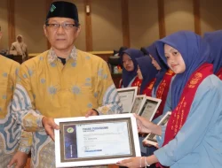 Siswi MTs Abu Darrin Luncurkan Buku “Cahaya Dibalik Luka” di Haflah Akhirussanah