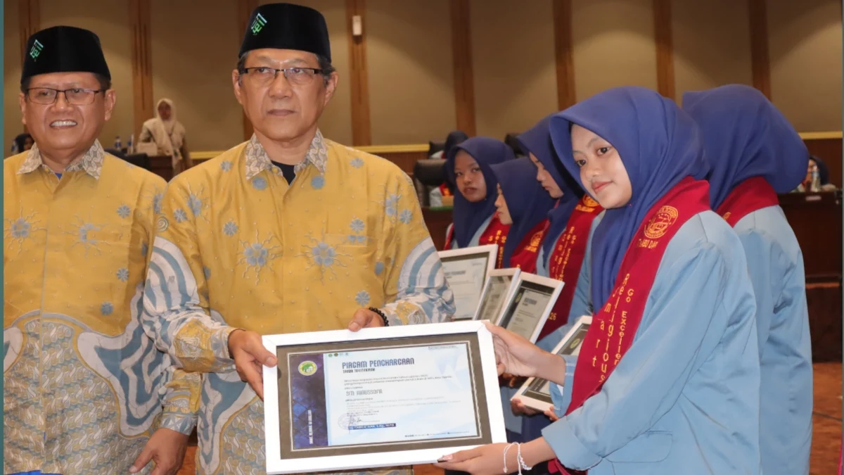 Siswi MTs Abu Darrin saat peluncuran buku Cahaya Dibalik Luka di Haflah Akhirussanah