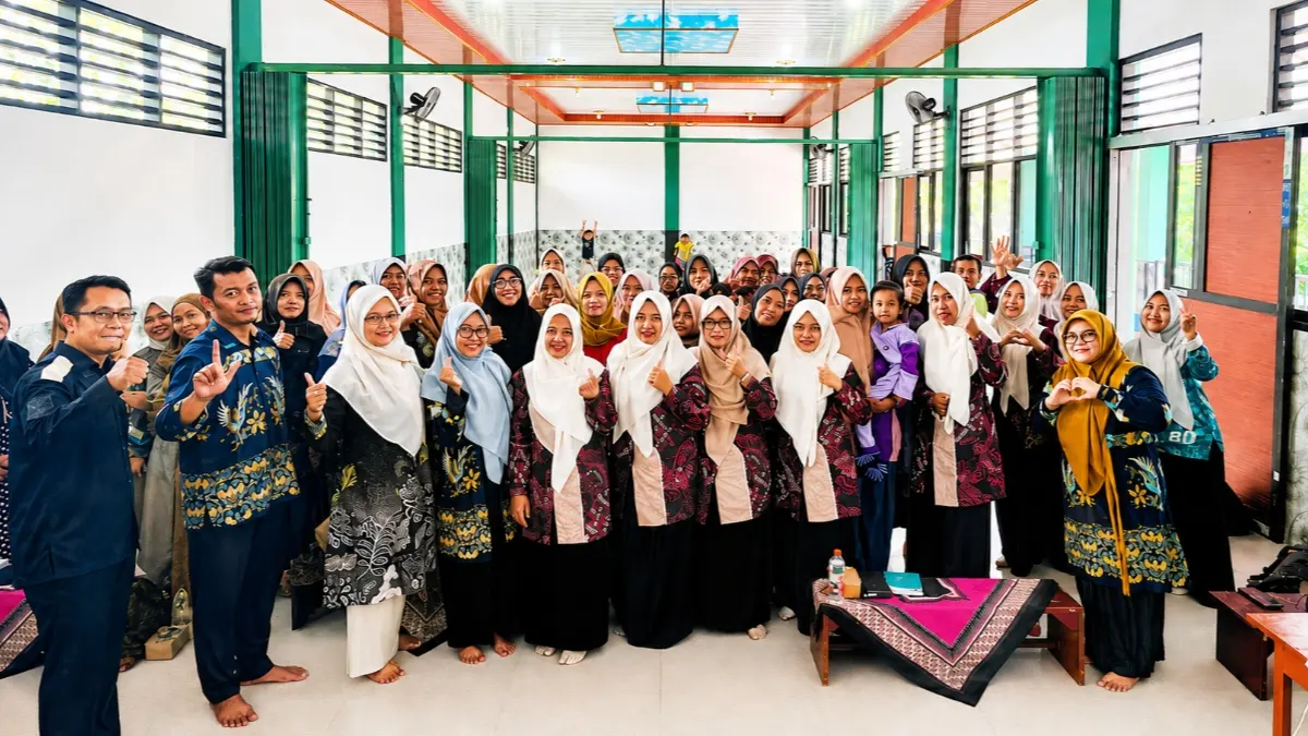 Tim pengabdian UNUGIRI bersama wali murid dan guru MI Nurul Hidayah Sugihwaras usai edukasi digital parenting untuk mencegah cybercrime pada anak