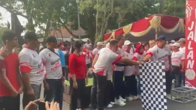 Bupati Bojonegoro melepas peserta jalan santai dalam rangka peringatan Palang Merah Sedunia ke-163