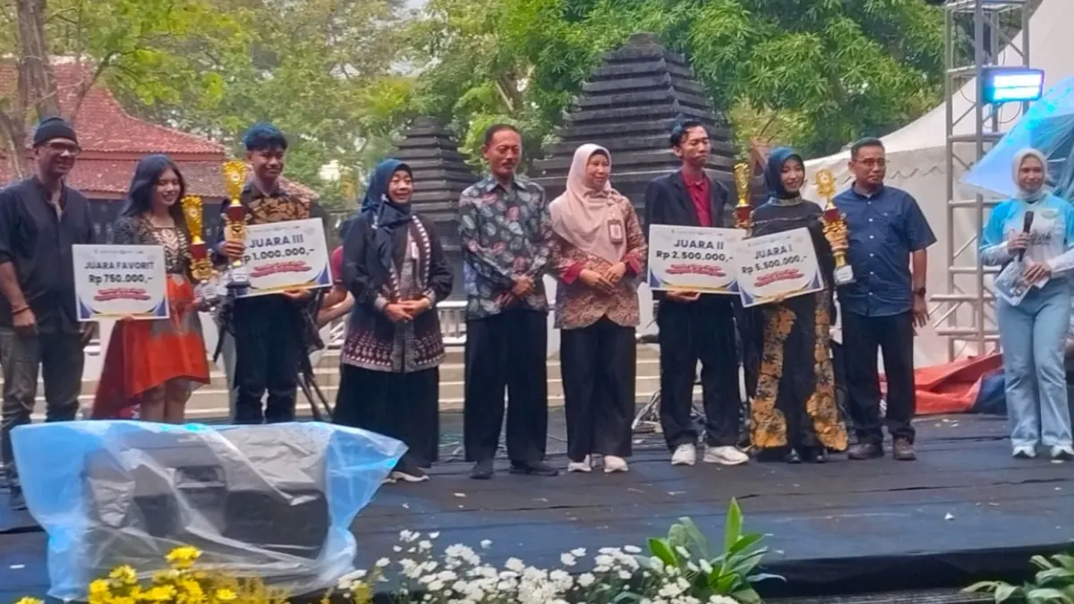 Foto bersama para juara Grand Final Jingle Geopark Bojonegoro dan tamu kehormatan di Kayangan Api