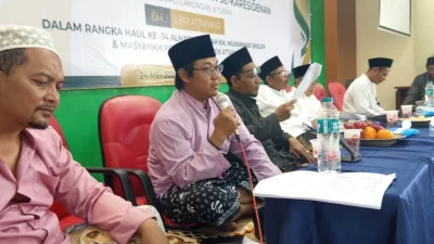 Agus Fathurrozi di acara Bahtsul Masail PCNU Bojonegoro di Ponpes Attanwir Talun Sumberrejo membahas hukum batu nisan