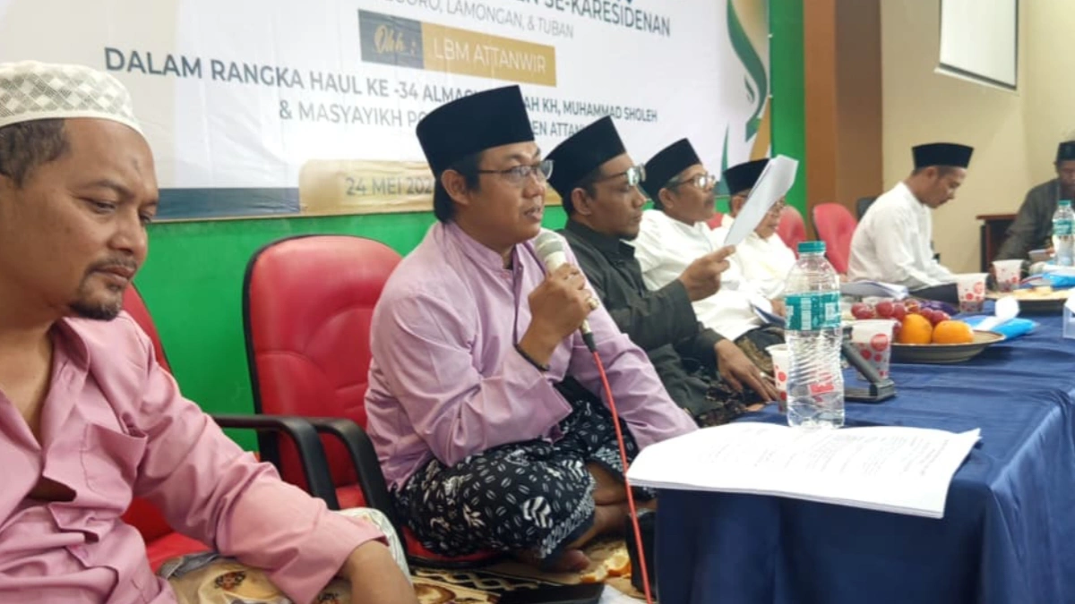 Agus Fathurrozi di acara Bahtsul Masail PCNU Bojonegoro di Ponpes Attanwir Talun Sumberrejo membahas hukum batu nisan