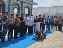 Dirangkai dengan Peresmian Masjid, Khofifah Indar Parawansa Salurkan BLT DBHCHT di Bojonegoro