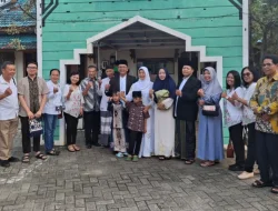 Sejumlah Non Muslim jadi Penerima Tamu Sholat Idul Adha di Masjid Babussofa