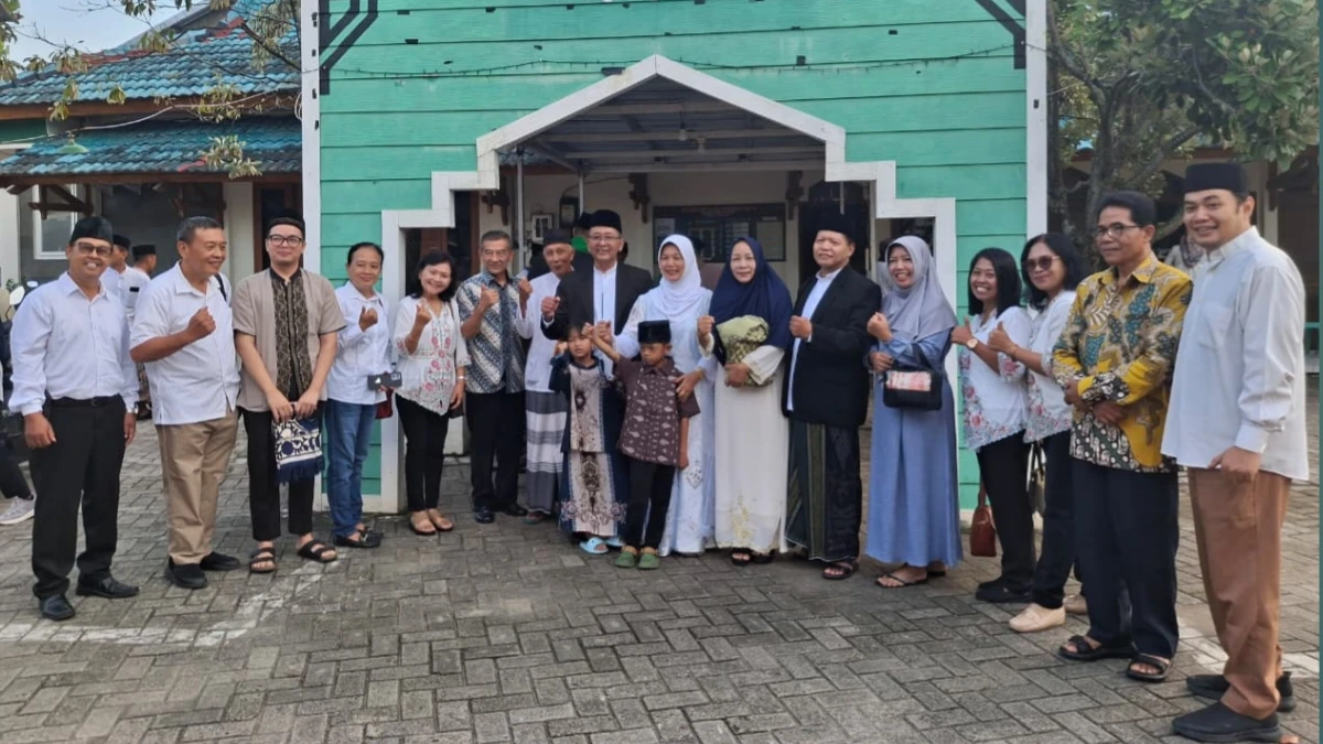Non muslim di Pengurus FKUB Bojonegoro foto bersama usai menghadiri salat Idul Adha di Masjid Babussofa Bojonegoro