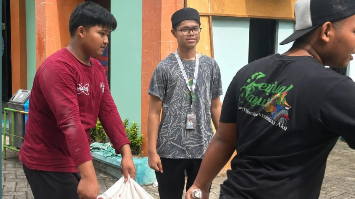 Siswa OSIS SMA Negeri 1 Kalitidu mengangkut daging kurban saat kegiatan Idul Adha.
