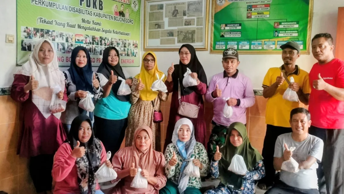 Pengurus PDKB Bojonegoro berfoto bersama penerima daging kurban pada peringatan Idul Adha 1447 Hijriah.