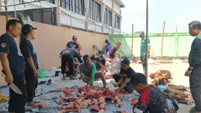 Keluarga Besar Kemenag Bojonegoro Gelar Pemotongan Hewan Kurban