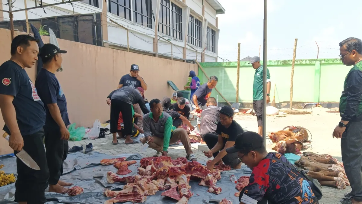 Karyawan Kemenag Bojonegoro saat memotong dan mengemas daging hewan kurban Idul Adha 1447 H di Kantor Kemenag Bojonegoro