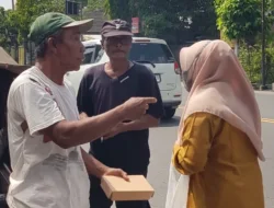 SHE ID Turun ke Jalan, Bagikan Daging Kurban untuk Tukang Becak dan Warga di Bojonegoro