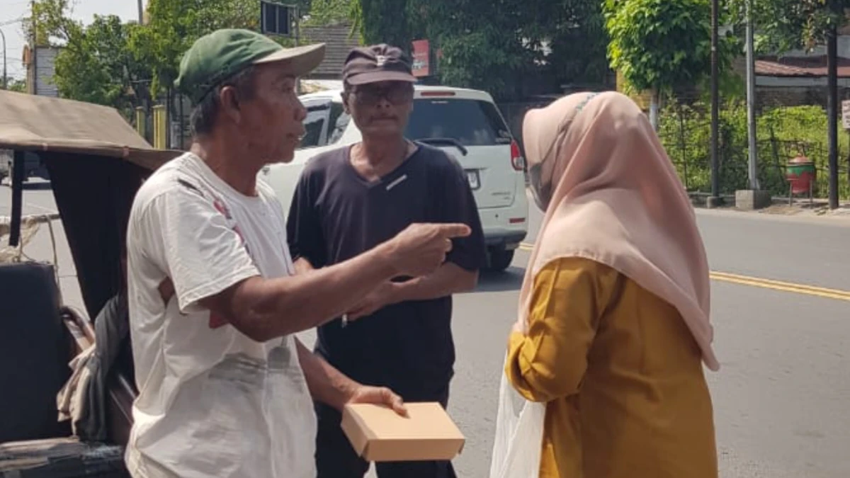 Pengurus SHE ID membagikan daging kurban kepada tukang becak dan warga di Bojonegoro saat Hari Raya Idul Adha 1447 H