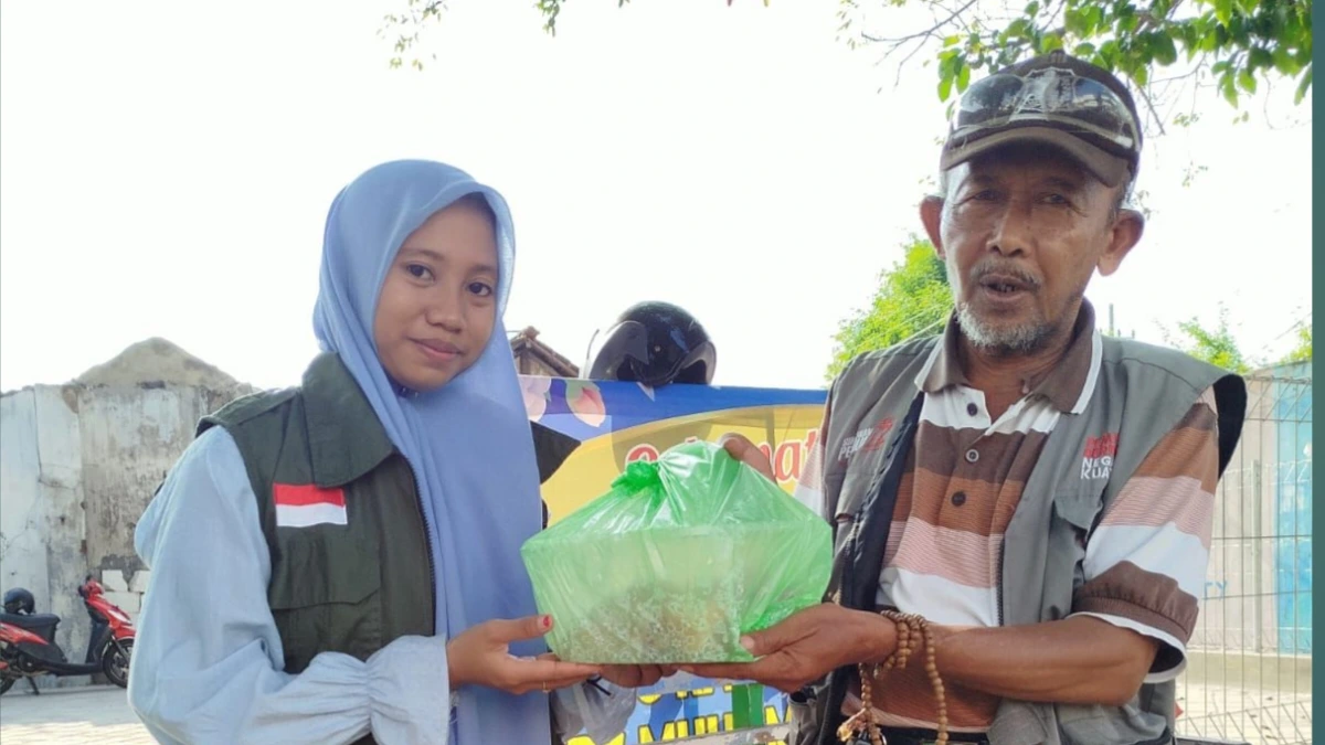 Petugas LAZISNU PCNU Tuban membagikan paket daging kurban kepada warga penerima manfaat di Kabupaten Tuban.
