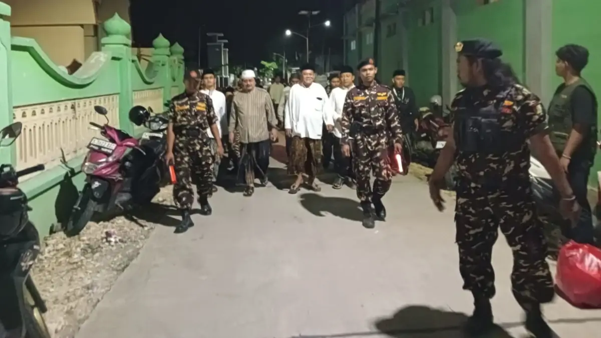 Personel Banser Satkoryon Dander mengawal para masyayikh menuju lokasi utama Haul KH. Abu Dzarrin di Desa Ngumpakdalem, Bojonegoro.