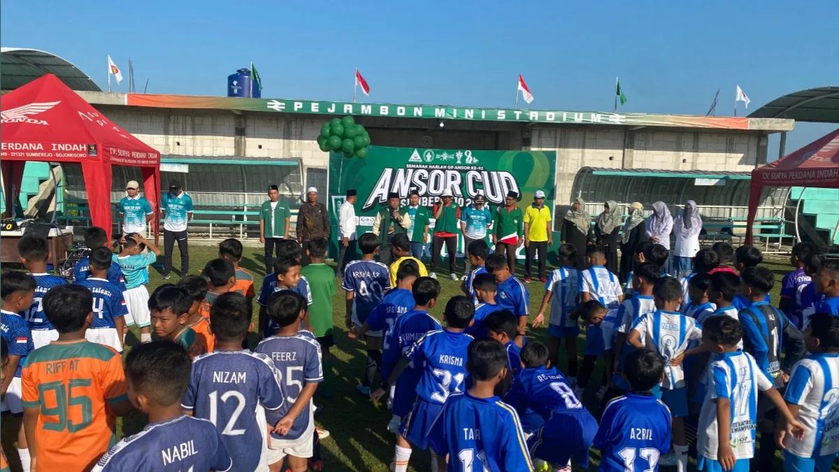 Peserta Ansor Cup U-10 mengikuti pembukaan turnamen sepak bola dalam rangka Harlah ke-92 GP Ansor Sumberrejo di Mini Stadion Pejambon, Bojonegoro.