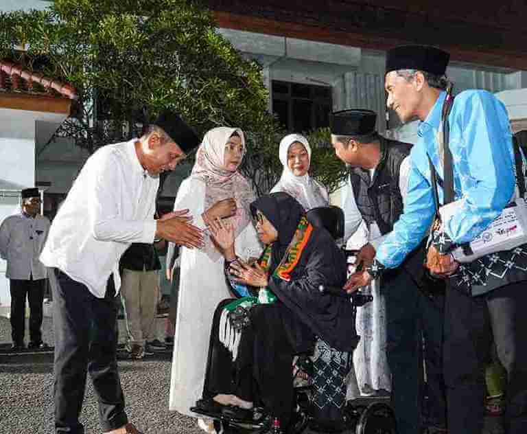 Bupati dan Wakil Bupati Bojonegoro bersalaman dengan jamaah haji sebelum keberangkatan
