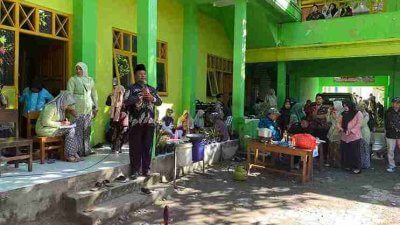 Dobrak Tradisi! Di MI Nurul Huda Temayang, Para Ayah Adu Skill Masak Demi Ajarkan Kesetaraan Gender