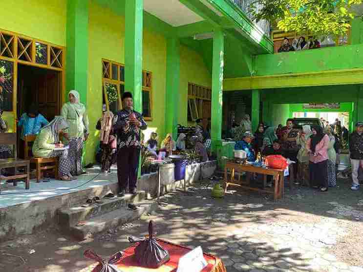 Para ayah wali murid mengikuti lomba memasak di MI Nurul Huda Temayang Temayang Bojonegoro