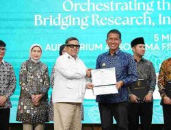 Komitmen Dukung Ekosistem Halal, Bupati Setyo Wahono Terima Penghargaan dari Halal Metric UB