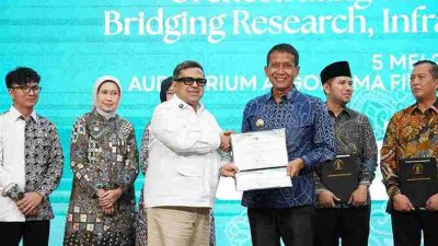 Bupati Bojonegoro Setyo Wahono menerima penghargaan Halal Metric Universitas Brawijaya di Malang tahun 2026