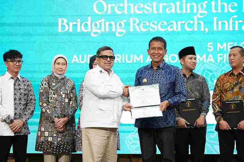 Bupati Bojonegoro Setyo Wahono menerima penghargaan Halal Metric Universitas Brawijaya di Malang tahun 2026