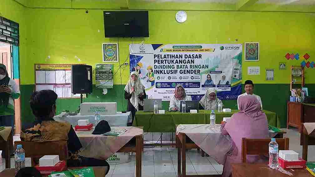Pelatihan dasar pertukangan dinding bata ringan inklusif gender di Balen Bojonegoro